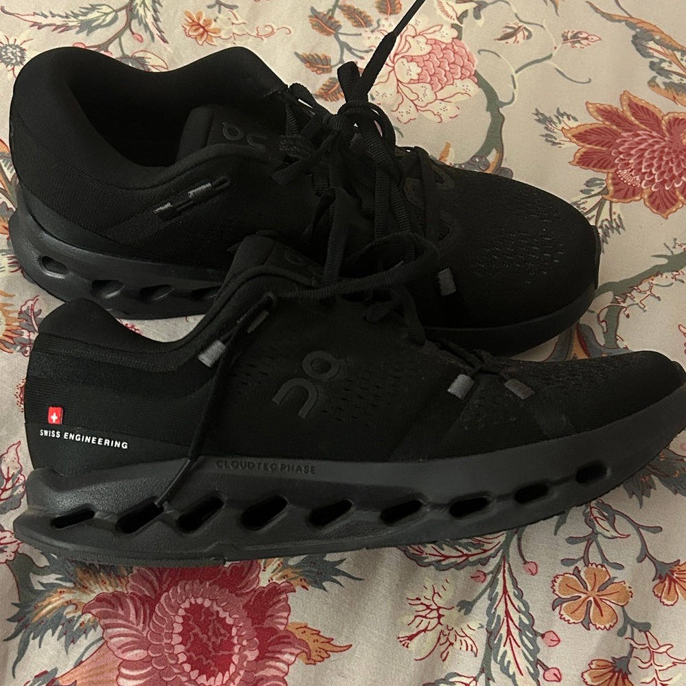 On - Cloudsurfer Women’s running shoes. Like New.